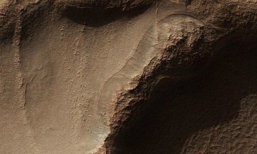 Tìm thấy cấu trúc tổ ong khổng lồ trên sao Hỏa