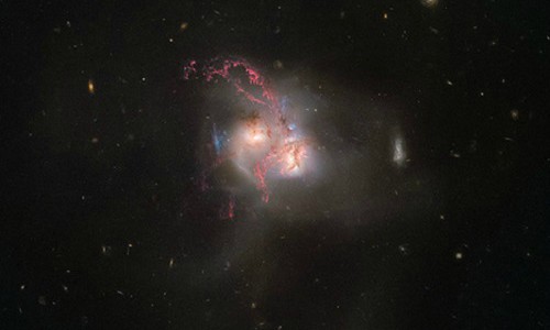 Sửng sốt hình ảnh "nổi loạn" ở thiên hà NGC 5256