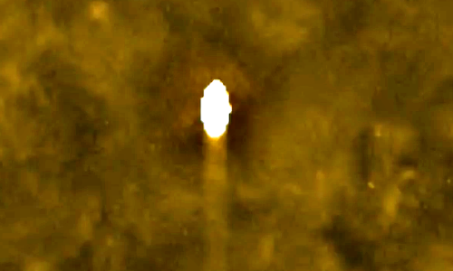 Vật thể nghi UFO hình bọ xuất hiện trong khí quyển Mặt trời
