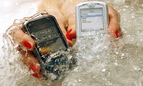 Tất cả điện thoại Nhật Bản đều chống nước và sự thật khó tin đằng sau