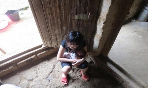 Bé gái 14 tuổi ba lần mang thai khiến bố mẹ sốc ngất