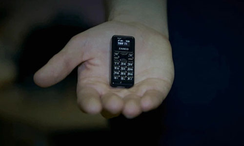 Cận cảnh chiếc điện thoại nhỏ nhất thế giới