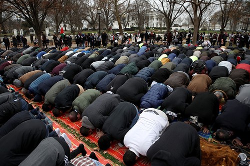  Hàng trăm người Hồi giáo trải thảm cầu nguyện tại công viên trước Nhà Trắng .