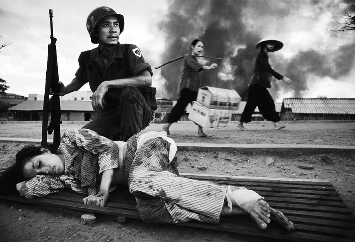 [Image: Redsvn-Philip-Jones-Griffiths-Vietnam-war-04_XDXI.jpg]