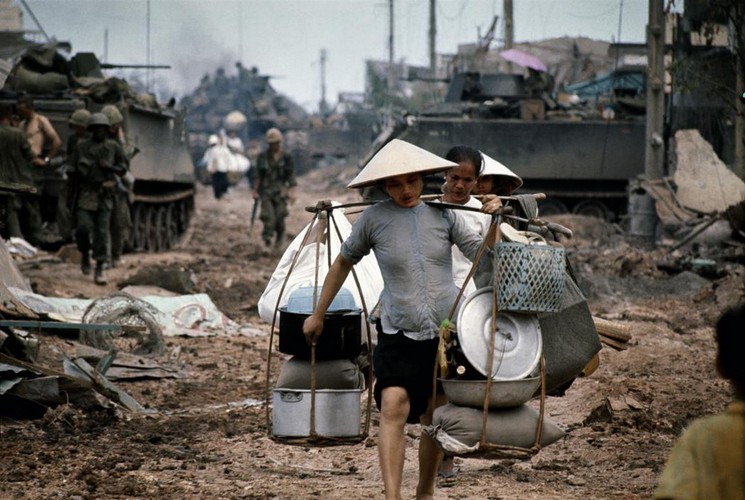 [Image: Redsvn-Philip-Jones-Griffiths-Vietnam-war-13_UHSI.jpg]