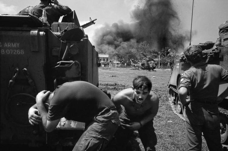 [Image: Redsvn-Philip-Jones-Griffiths-Vietnam-war-15_ITVR.jpg]