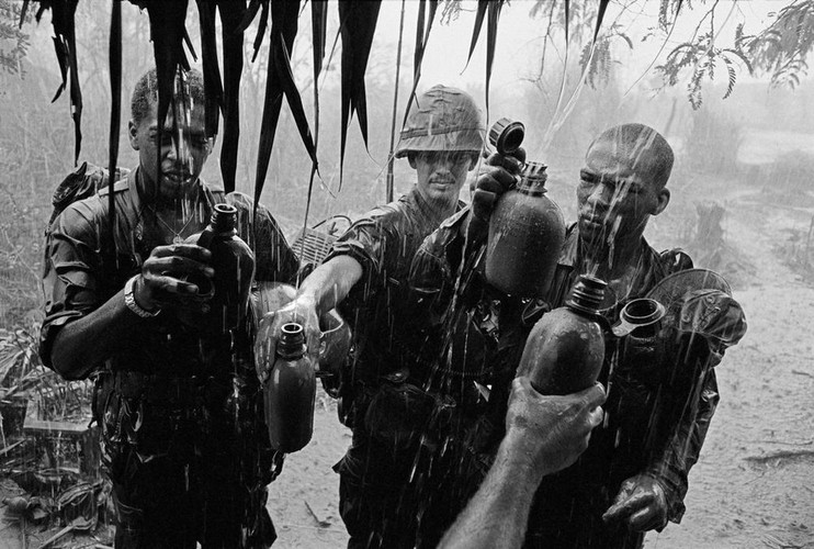 [Image: Redsvn-Philip-Jones-Griffiths-Vietnam-war-29_LOBI.jpg]