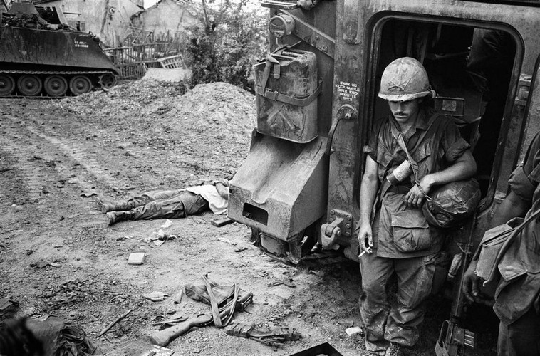 [Image: Redsvn-Philip-Jones-Griffiths-Vietnam-war-30_PBZE.jpg]