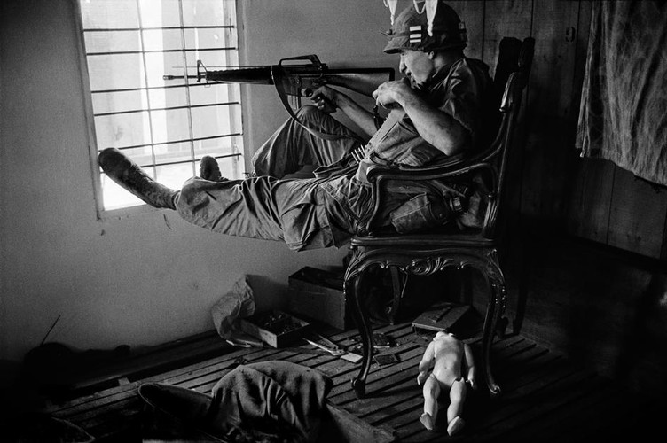 [Image: Redsvn-Philip-Jones-Griffiths-Vietnam-war-33_GRAT.jpg]