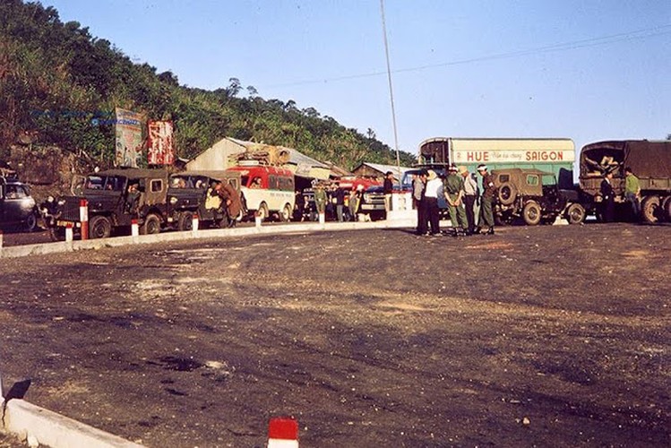 [Image: oldbusesinvietnamduringthe1960s281529_XHHQ.jpg]