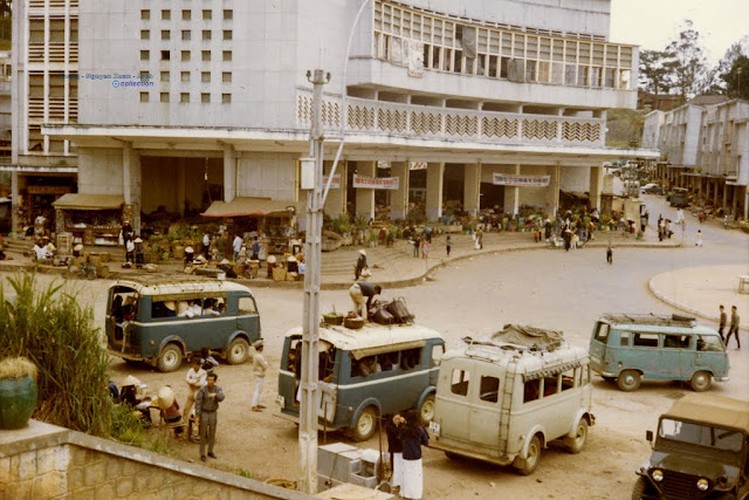 [Image: oldbusesinvietnamduringthe1960s281629_VEFT.jpg]