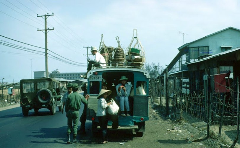 [Image: oldbusesinvietnamduringthe1960s281729_JMSL.jpg]