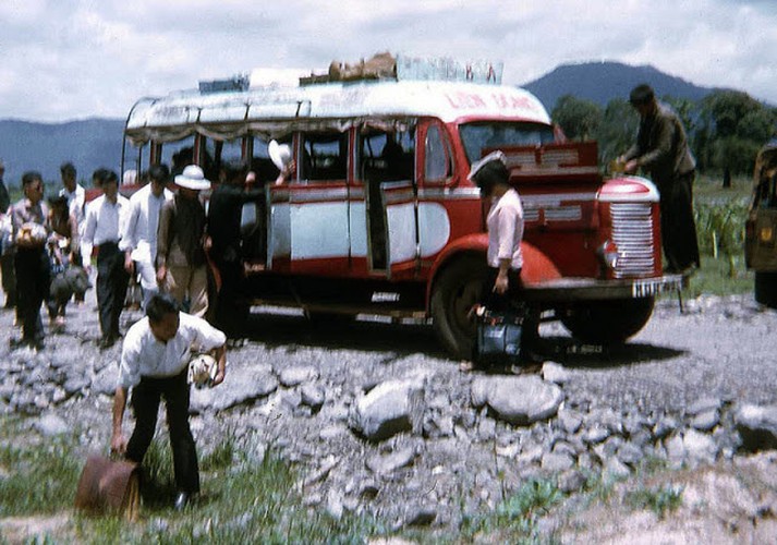 [Image: oldbusesinvietnamduringthe1960s282829_KNLE.jpg]