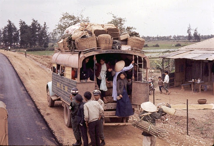 [Image: oldbusesinvietnamduringthe1960s283929_HGLP.jpg]