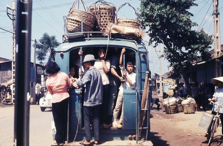 [Image: oldbusesinvietnamduringthe1960s28529_YZRL.jpg]