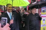 Bản sao của ông Kim Jong-un và Obama cầm ô dạo phố