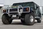 Xế khủng Hummer “sóng đôi” cùng cảnh sát Việt Nam