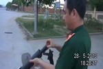 Clip CA Thanh Hóa dùng súng bắn lưới “hạ” quái xế