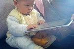 2 tuổi cận 5 đi ốp vì Ipad 