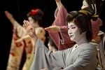 Chùm ảnh: Màn “lột xác” của geisha nam duy nhất thế giới