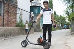 Xe scooter gắn động cơ... máy cắt cỏ cực độc của VN