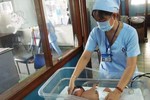 Bà ngoại đã đến nhận bé trai “nghi” bị mẹ bóp mũi 