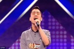 Chàng trai gốc Việt tỏ tình với nữ giám khảo X Factor