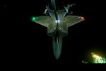 Vẻ đẹp đầy ma mị của phi cơ F-22 Raptor giữa đêm