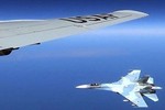 Su-30 Nga đảo cánh bay cách máy bay Mỹ chỉ 20 mét