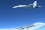 Khoảnh khắc Su-27 Nga chặn máy bay Mỹ trên biển Baltic