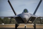 Tiêm kích F-22 Mỹ vừa đưa tới Qatar xịn hơn F-35 ở điểm nào?