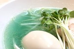 Cận cảnh món mì ramen nước dùng xanh ngắt hot ở Nhật