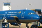 Máy bay Vietnam Airlines bị rách lốp ngay trên trời