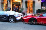 Bugatti Veyron bất ngờ “hôn mông” La Ferrari giữa phố