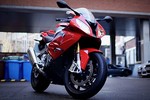 “Khui thùng” BMW S1000RR 2015 “đỏ choé” đầu tiên tại VN