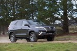 Toyota Fortuner 2016 có giá từ 700 triệu đồng với 5 phiên bản