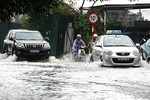 Ôtô, xe máy Hà Nội loay hoay trong “lụt và lội“