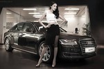 “Thỏi nam châm” làng mẫu Việt bên sedan hạng sang Audi A8L