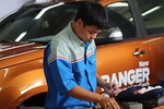 Kỹ thuật viên Ford đua tài "mổ" xe bán tải Ranger