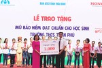 HVN tặng mũ bảo hiểm cho học sinh Thái Bình và Phú Thọ