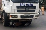 Xe trộn bê tông cuốn xe máy vào gầm, 2 chị em gái tử vong