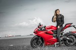 Ngắm hot girl “nài cứng” môtô thể thao Ducati 899 Panigale