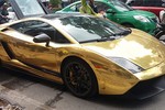 Dân Hà Nội mang xô, chậu chữa cháy siêu xe Lamborghini “bọc vàng“