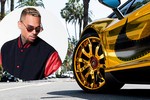 Ca sỹ Chris Brown "cưỡi siêu bò" Lamborghini Aventador vàng chóe 