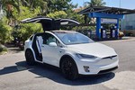 Soái ca Hà Nội mua Tesla Model X P100D 9 tỷ tặng vợ 