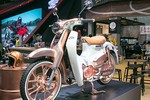 Honda Super Cub C125 mạ vàng "chói mắt" tại Thái Lan