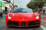 Siêu xe Ferrari của Tuấn Hưng lăn bánh tại Sài Gòn