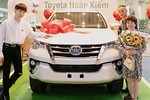 Đức Phúc chi tiền tỷ sắm xe Toyota Fortuner tặng bố mẹ