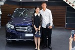 Trung vệ Duy Mạnh và bạn gái "tậu" Mercedes-Benz GLC hơn 2 tỷ