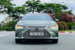 Lexus ES 300h màu độc "siêu lướt" rao bán gần 3 tỷ ở Khánh Hoà